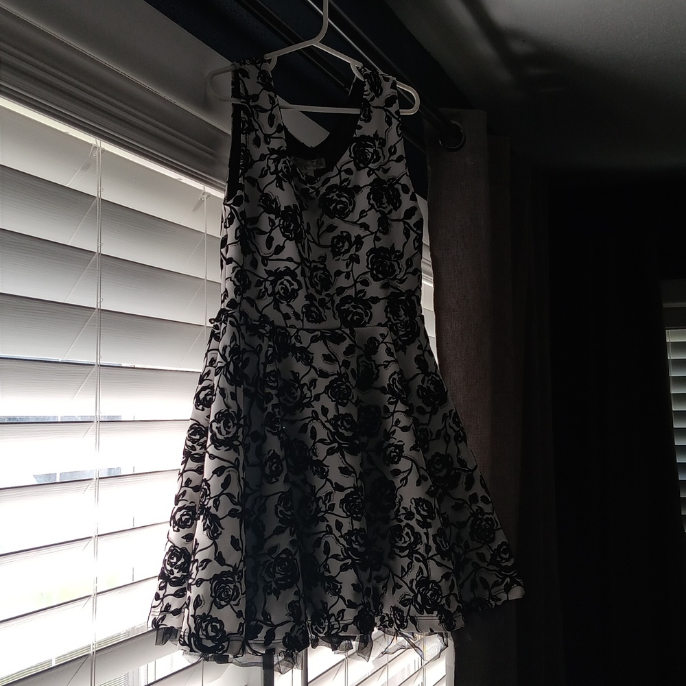 Black/white floral girls dress, size 10